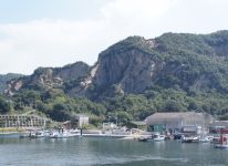 写真：Worksite Ruins of Kitagi-shima Quarry and Remains of Stone-Cutting Work and Culture, As Seen from a Community Road