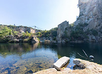 写真：北木島の丁場湖（今岡丁場跡）