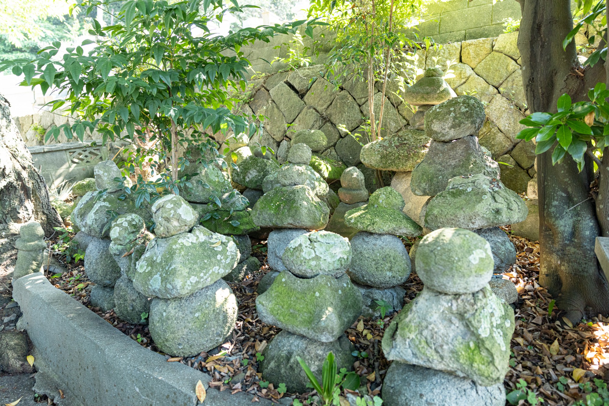 五輪石塔群｜観光スポット｜またたび笠岡。［笠岡市観光協会］