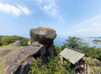写真:子はらみ石
