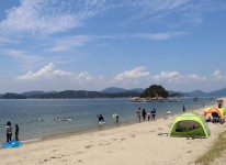 写真：500ｍもの美しい白い砂浜が続く白石島海水浴場